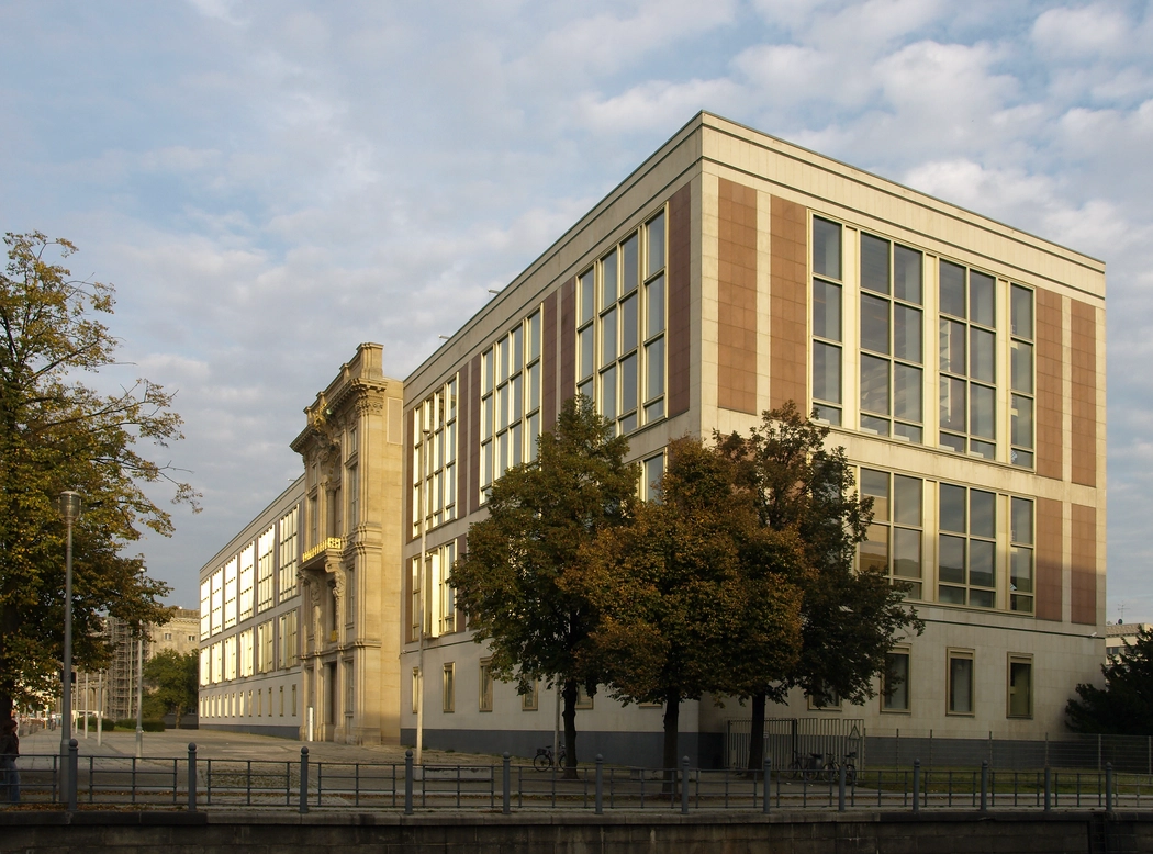 European School of Management and Technology (ESMT)