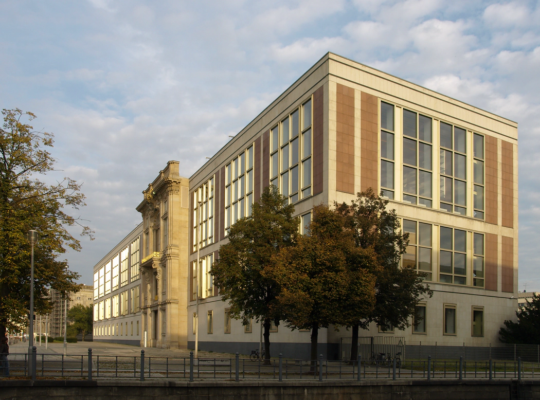 European School of Management and Technology (ESMT)